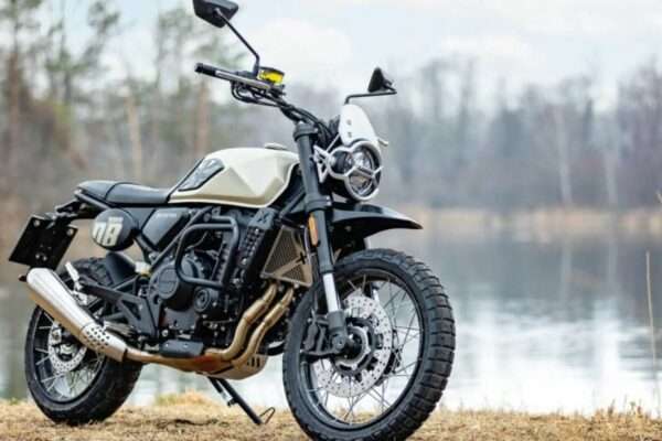 Brixton Crossfire 500 XC मोटरसाइकिल का फ्रंट और साइड व्यू