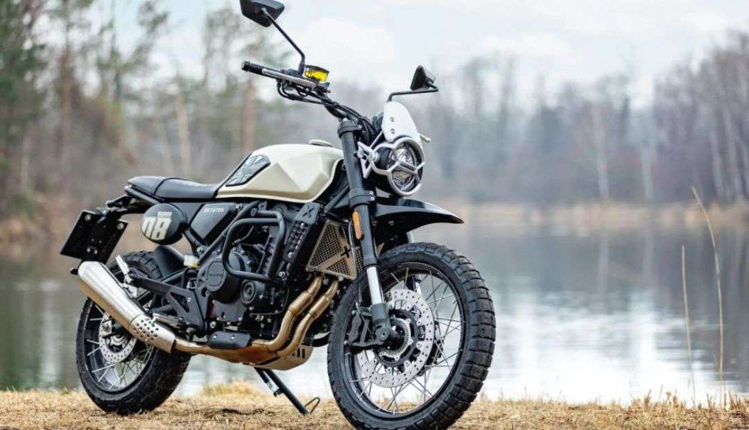 Brixton Crossfire 500 XC मोटरसाइकिल का फ्रंट और साइड व्यू