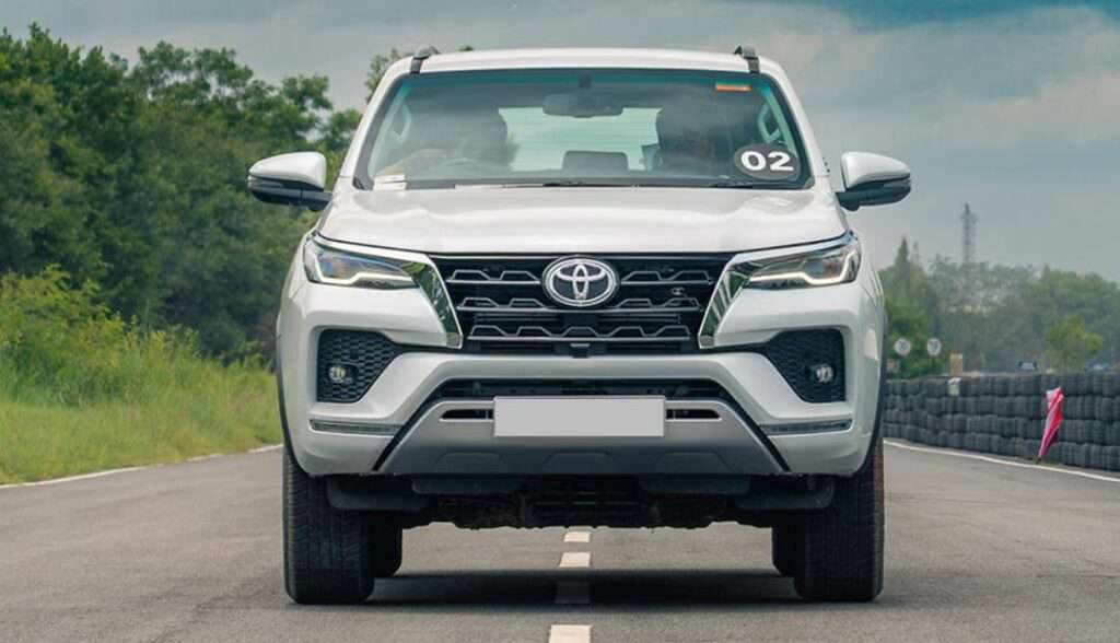 Toyota Fortuner 2025 front view