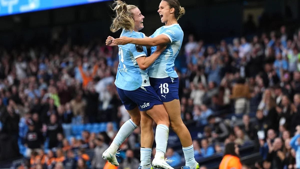Manchester City Women vs Arsenal Women in the Women's Super League at the Etihad Stadium