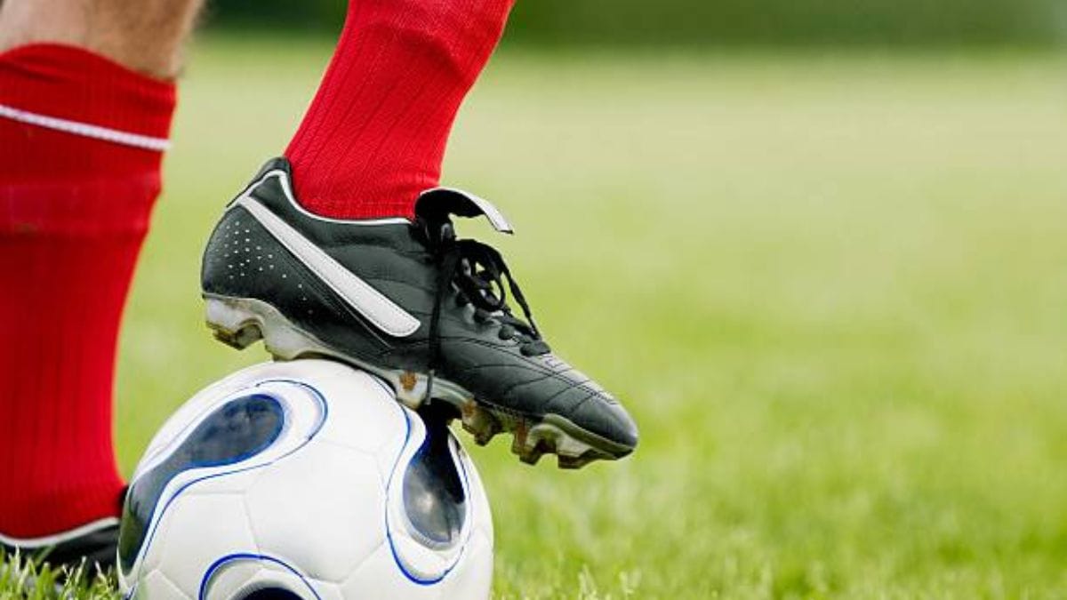How to choose football boots: a pair of football boots with studs